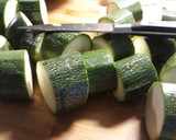 Foto del paso 2 de la receta: Nidos de calabacín relleno de atún y queso azul