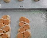 Foto langkah ke 4 dari resep Caterpillar Bread.