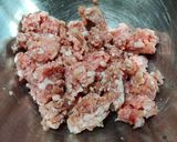 รูปขั้นตอนการทำที่ 2 ของ หมูก้อนปลาเค็มทอด สูตรไร้แป้ง