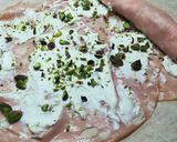 Foto del passaggio 2 della ricetta Sfizietti di bologna robiolino di capra e pistacchi