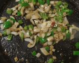 Foto del paso 3 de la receta: Lubina con gambas y almejas en salsa