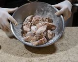Foto del paso 5 de la receta: Alas de pollo adobadas y bastones de camote amarillo asado
