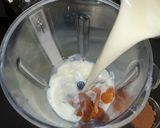 A picture of step 2 of Chikoo choco latte.