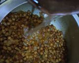 A picture of step 4 of चना घुघनी.