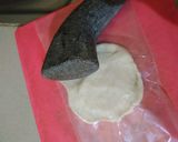Foto langkah ke 3 dari resep Pizza mini thin crust simple (saos, sosis, keju).
