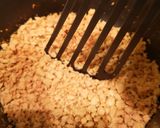 Foto del passaggio 2 della ricetta Tori Soboro - Briciole fini di pollo macinato giapponese