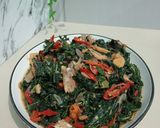 Foto langkah ke 4 dari resep Tumis Daun Singkong Ikan Asin Jambal Roti.