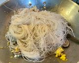 Foto langkah ke 4 dari resep Bihun Goreng ala Solaria.