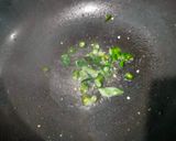 A picture of step 3 of Kacha papaiya nu chhin / raw paw paw stir-fry.