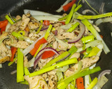 Foto del paso 5 de la receta: Cazuelita de arroz, verduras y pollo macerado