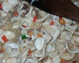 Foto langkah ke 3 dari resep Tumis jamur merang dan telur.