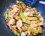 รูปขั้นตอนการทำที่ 3 ของ ผัดมะเขือยาว ไก่สับ กุ้ง