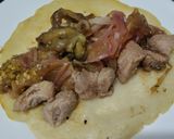 Foto del paso 9 de la receta: Wrap🌯de berenjenas tatemadas🌮, carne de cerdo🍖 y aderezo de yogur🍆🥙🥩