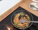Foto del paso 2 de la receta: Arroz negro con gambones