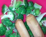 Foto langkah ke 3 dari resep Brokoli sosis saos tiram.