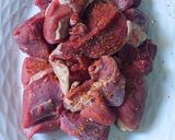 Foto del paso 3 de la receta: Cordero guisado en salsa reducida de dos cebollas con pasas