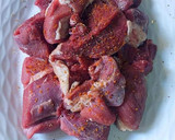 Foto del paso 3 de la receta: Cordero guisado en salsa reducida de dos cebollas con pasas
