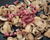 Foto del paso 3 de la receta: Hojaldre relleno de revuelto de champiñones con jamón y huevo