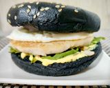 Foto del paso 4 de la receta: Black burger de merluza y camarones con huevo frito y salsa de mango y curry
