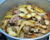 Foto del paso 6 de la receta: Pollo con verduras y manzanas asadas (101)