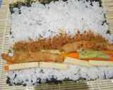 Foto langkah ke 4 dari resep Crispy Chicken Sushi Roll.