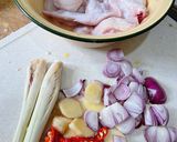 Gambar langkah 1 resipi 👩‍🍳Ayam Masak Pucuk Ubi.