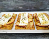 Foto del paso 4 de la receta: Cracker de manzana caramelizada con especias griegas y queso fresco