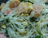 รูปขั้นตอนการทำที่ 3 ของ เส้นหมี่ขาวผัดไข่ใส่ผักกูด,ไส้กรอก#17