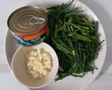 รูปขั้นตอนการทำที่ 1 ของ "ดอกกุยช่ายผัดปลากระป๋อง"Stir Fried Garlic chives with Canned