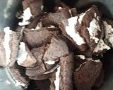 A picture of step 1 of Oreo banana smoothie.
