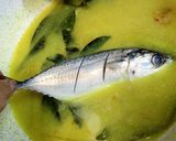 Foto langkah ke 6 dari resep Ikan Kembung Kuah Kuning.