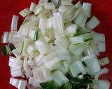 Foto del paso 11 de la receta Alubias pintas con acelgas y brotes verdes de cebolletas tiernas