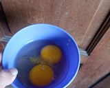 Foto langkah ke 1 dari resep Telur dadar pedas campur sayuran selada.