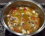 Foto del paso 4 de la receta: Contramuslos de pollo en salsa de champiñón y pimiento rojo