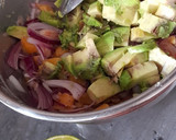 Foto del paso 3 de la receta: Ceviche de camarón con mango