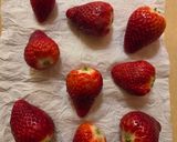 Foto del paso 2 de la receta: Copa de frutillas diferente 🍓fresas, chía, yogur de búfala, AOVE, sal en escamas y polen de abejas 🐝