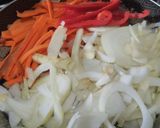 Foto del paso 1 de la receta: Plato de vegetales salteados cremosos con pasta🥦🌶️🧅🥕🍝