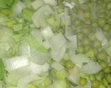 Foto del paso 2 de la receta: Sopa vegana de arvejas y puerro