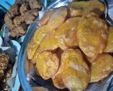A picture of step 5 of Aaloo ke pakoday.