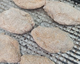 Foto del paso 3 de la receta: Milanesas de alitas de pollo al horno