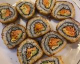 Foto langkah ke 9 dari resep Salmon sushi roll.