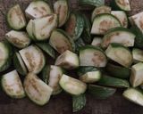 Foto langkah ke 2 dari resep Tumis kuah terong bulat ijo.