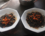 Foto del paso 4 de la receta: Espaguetis negros con atún y tomate