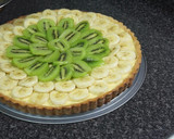 Foto del paso 4 de la receta: Tarta de bananas y kiwi con crema pastelera