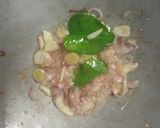Foto langkah ke 3 dari resep Tumis kerang kupas pedas asam manis.