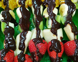 Foto del paso 4 de la receta: Brochetas de fruta con chocolate negro