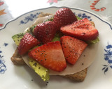 Foto del paso 1 de la receta: Tostada de aguacate y fresas 🥑🍓