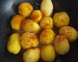 A picture of step 2 of Dum aloo.