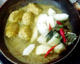 รูปขั้นตอนการทำที่ 5 ของ แกงเขียวหวานลูกชิ้นไก่ยัดใส้ไข่นกกระทา
