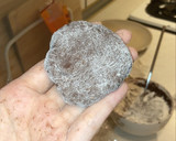 地郁廚房：餅持一顆樂觀ㄉ心 手工製作你家中秋烤肉用炭的食譜步驟3照片